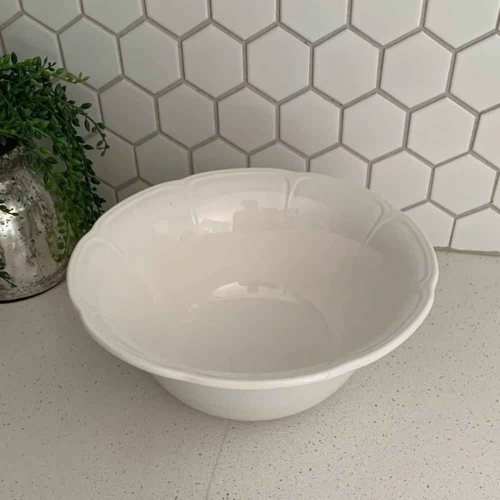 Salad fruit‎ bowl made in Japan white trimmed